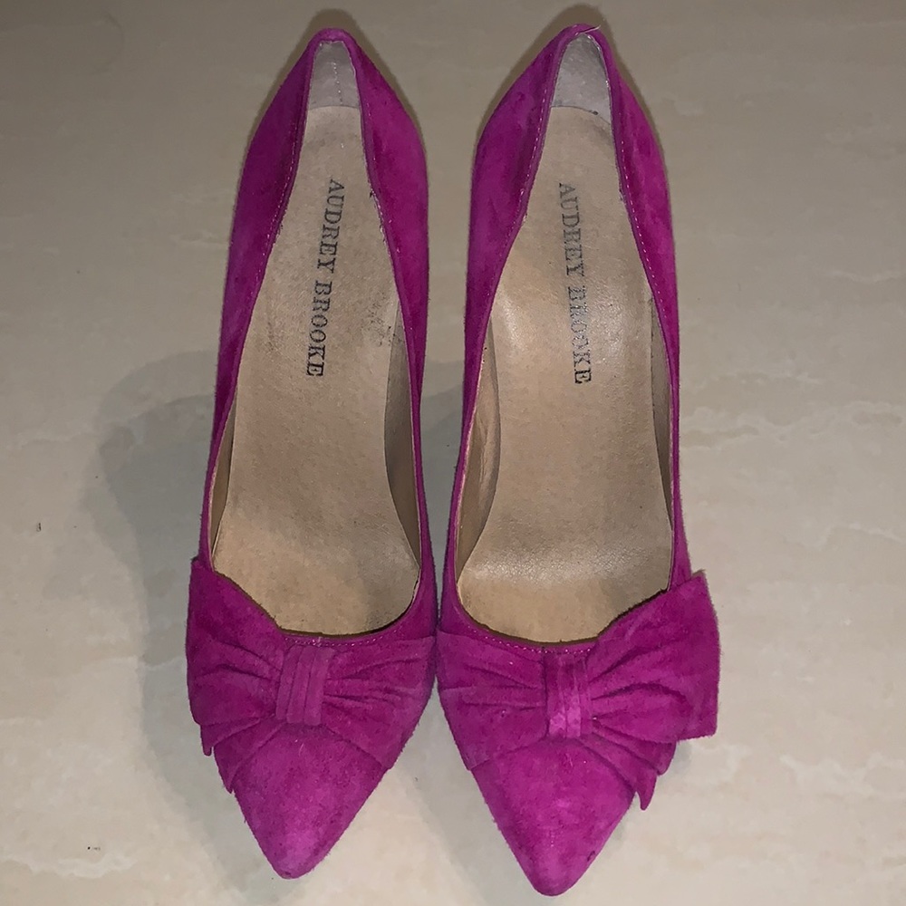 AUDREY BROOKE BOW POINTY HIGH HEEL 7 1/2